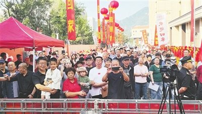 居民们在社区安置区广场有序地参与抓阄